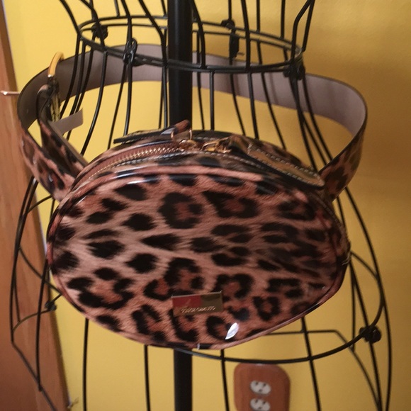 NWT VINCE CAMUTO PATRNT LEOPARD BELT BAG - Picture 2 of 9